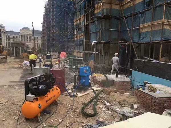外墙聚氨酯发泡机(图1) 济南九旭Q2600外墙聚氨酯发泡机