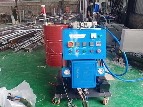 断桥铝门窗内部填充物 聚氨酯泡沫(图2) Q2600D断桥铝门窗内部填充聚氨酯喷涂发泡机