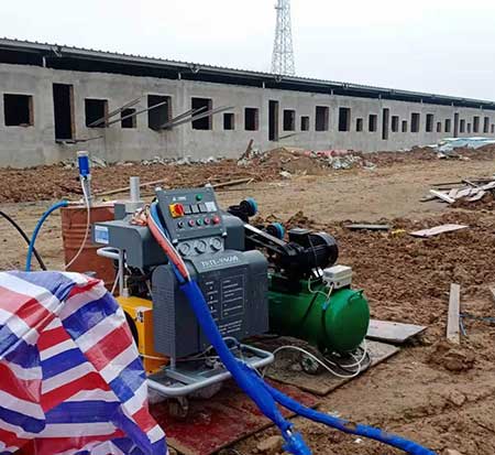 养殖场顶棚聚氨酯发泡(图1) H5600聚氨酯发泡机养殖场现场施工